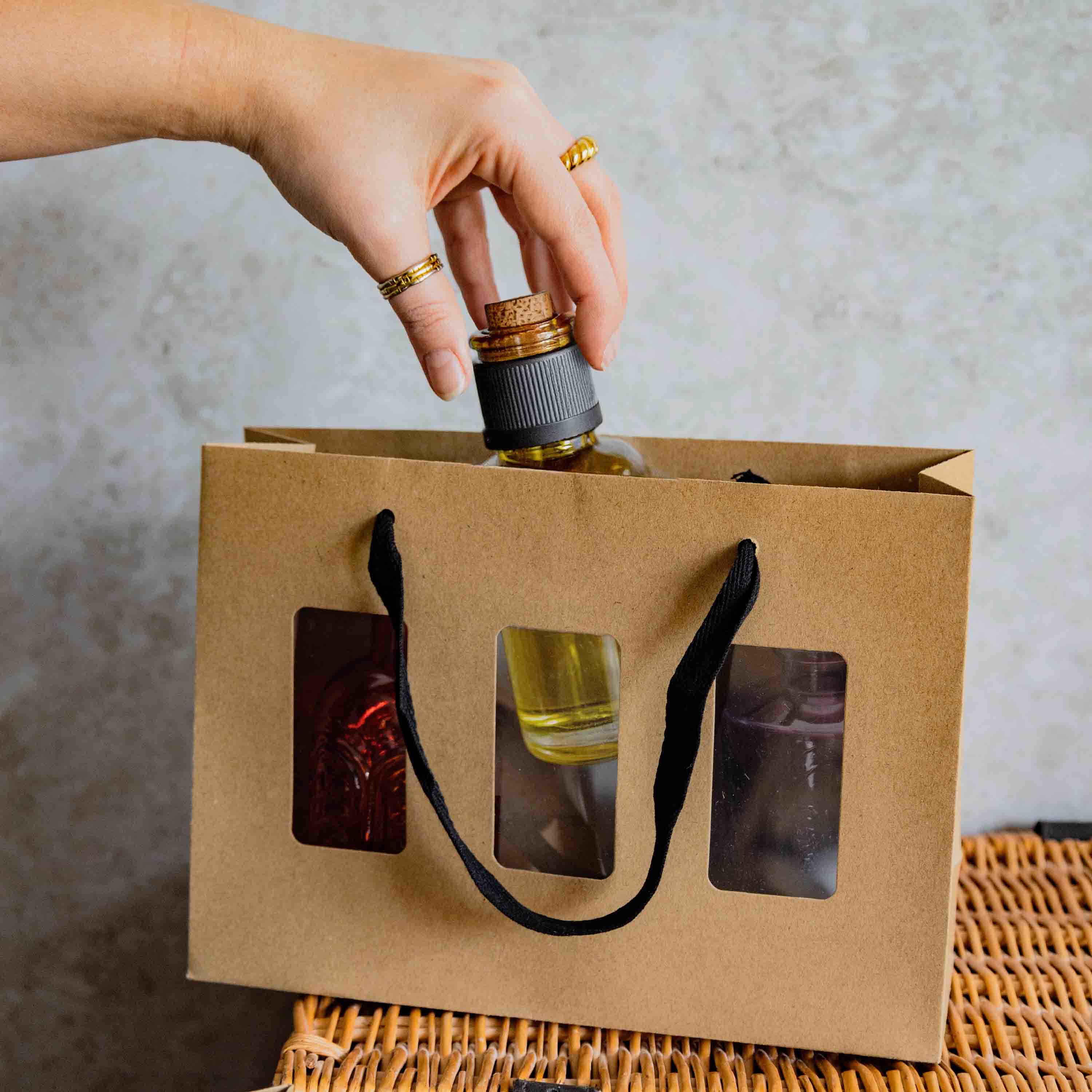 Shopper Carta Portavasetti con Finestra e Manici in Cotone Nero - Image 3